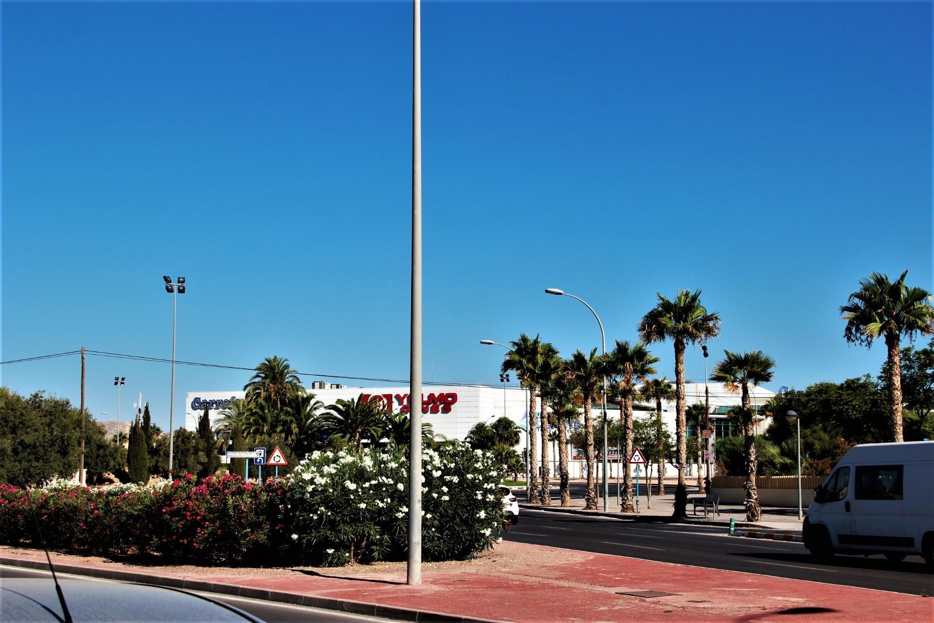 Reventa - Plot - Alicante - Babel