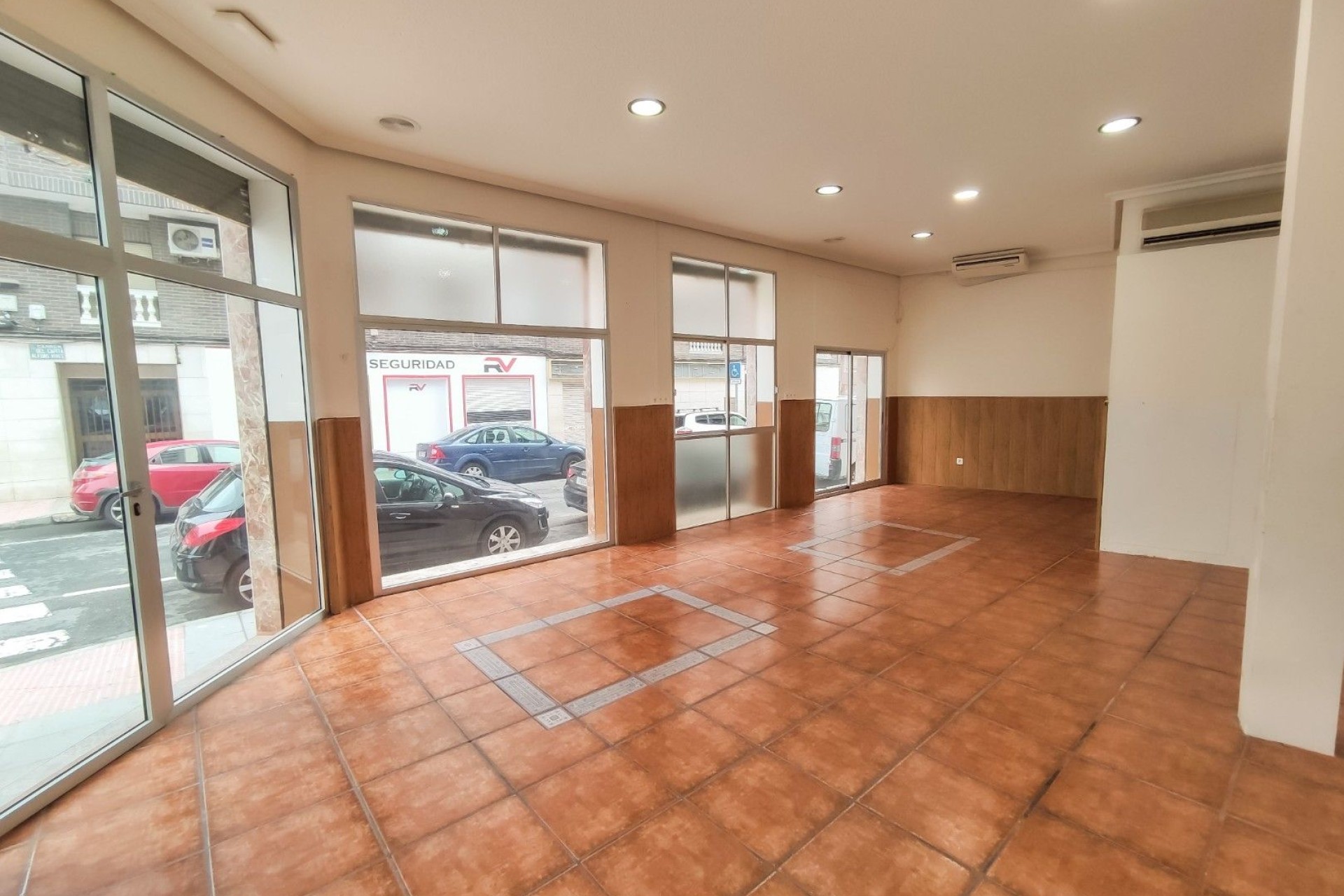 Revente - Commercial - Elche - Corte Ingles