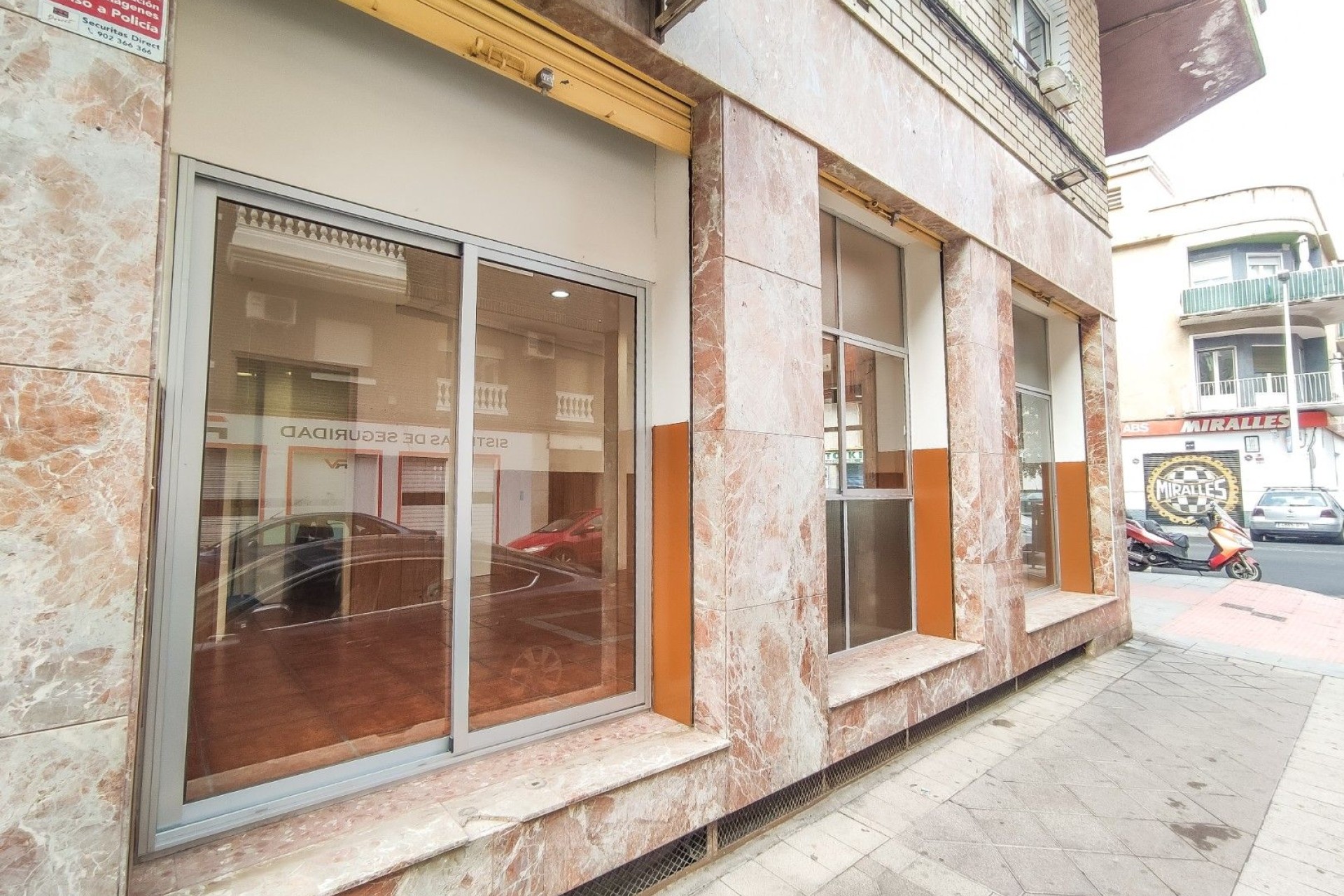 Revente - Commercial - Elche - Corte Ingles