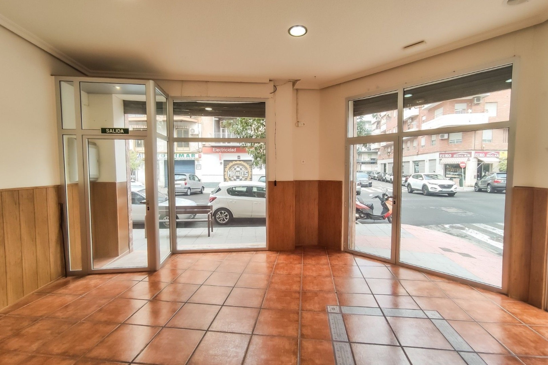 Revente - Commercial - Elche - Corte Ingles